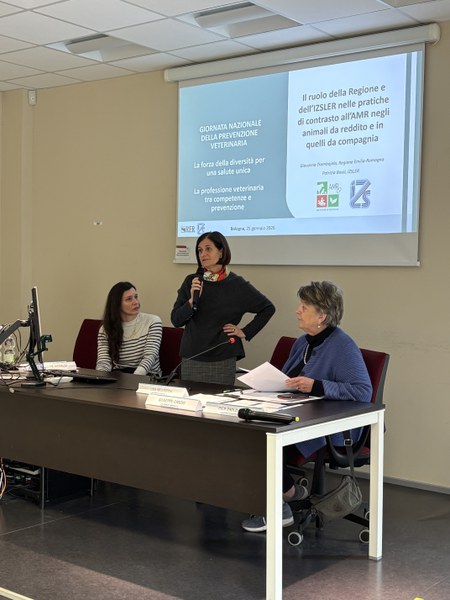 Dott.ssa Giovanna Trambajolo (Regione Emilia Romagna), dott.ssa Patrizia Bassi (IZSLER) e la giornalista Lisa Bellocchi